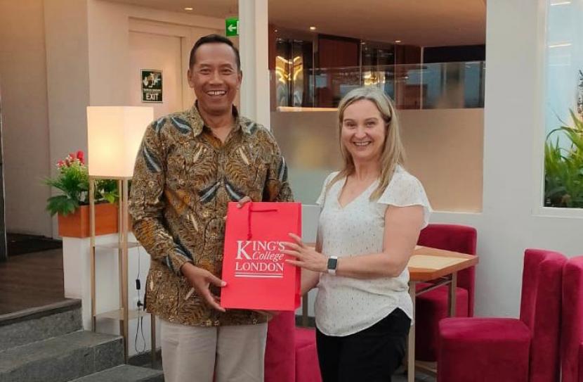 Universitas Muhammadiyah Malang (UMM) menerima kunjungan dari tim King’s College London (KCL), Inggris beberapa waktu lalu. Kunjungan ini mempertegas komitmen UMM untuk menjadi universitas kelas dunia yang melahirkan hal-hal bermanfaat untuk memajukan masyarakat.