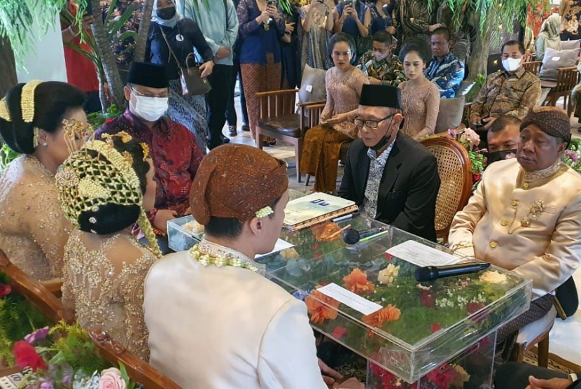 Wakil Ketua MPR Ahmad Basarah (batik merah) menjadi saksi pernikah putri politikus PDIP, Waras Wasisto, Ahad (17/7/2022).