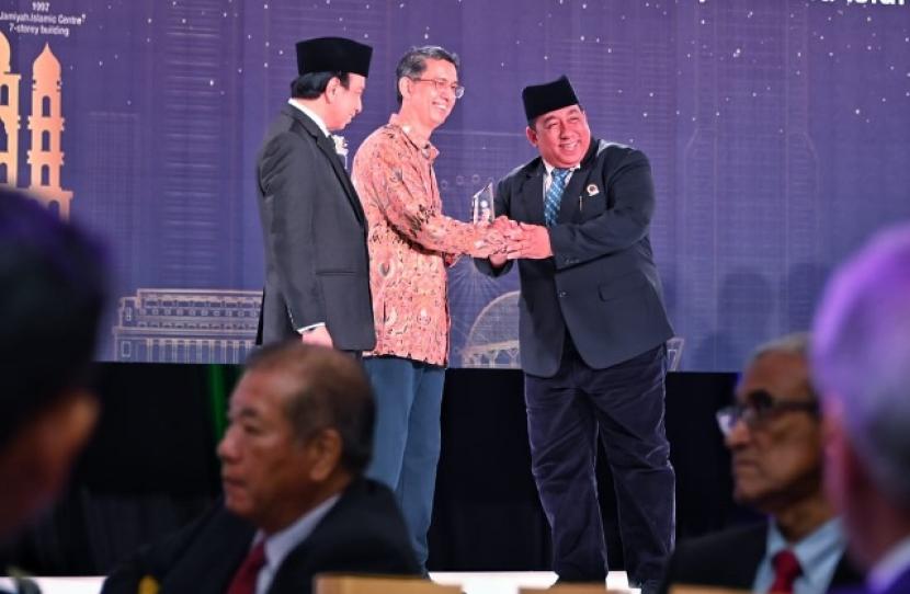 Ketua Umum DPP Komunikasi Pemuda Remaja Masjid Indonesia (DPP BKPRMI), Said Aldi Al Idrus, menerima penghargaan dari Presiden Jamiyah Singapore Prof Dr H Hasbi Abubakar. 