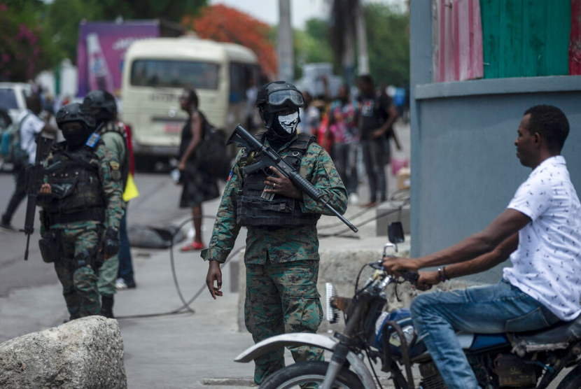 Angkatan bersenjata mengamankan area kantor negara Port-au-Prince, Haiti, Senin, 11 Juli 2022. Radio TV Caraibe, sebuah stasiun radio populer di Haiti mengumumkan akan menghentikan siaran selama satu minggu untuk memprotes kekerasan yang meluas di ibukota. 