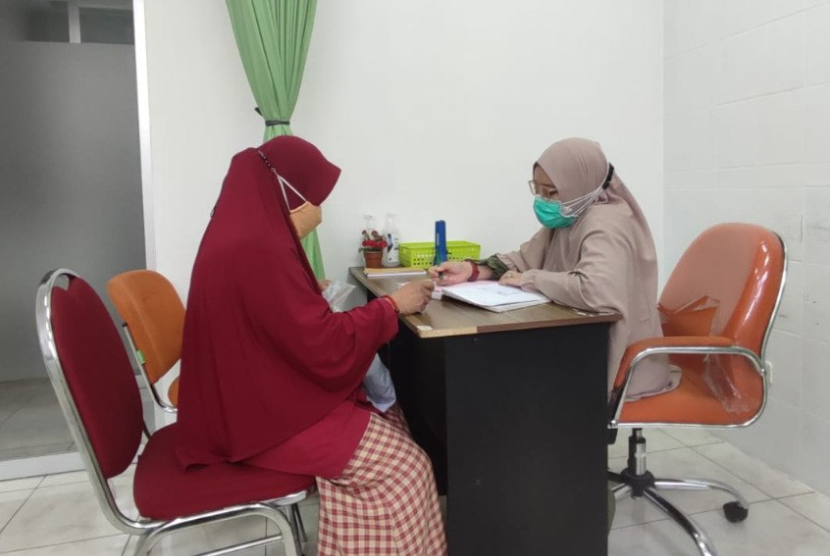  Acih (66 tahun) datang ke Klinik Kesehatan Rumah Zakat untuk melakukan pengecekan kadar gula darah.