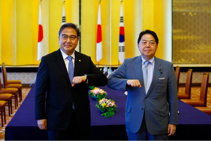 Menteri Luar Negeri Korea Selatan Park Jin, kiri, dan Menteri Luar Negeri Jepang Yoshimasa Hayashi berfoto sambil bertepuk tangan untuk saling menyapa sebelum pembicaraan mereka di Tokyo, Senin, 18 Juli 2022.