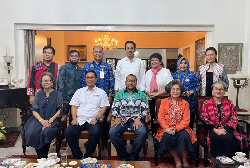 Dalam rangka mengembangkan potensi wisata dan sejarah di Sumatera Barat (Sumbar), Wakil Gubernur Sumbar Audy Joinaldy bersama Direktur Utama Perum PFN Dwi Heriyanto B, beserta Direktur Produksi PFN Sutjiati Eka Tjandrasari bersilahturahmi ke kediaman Meutia Hatta, Senin (18/7/2022).