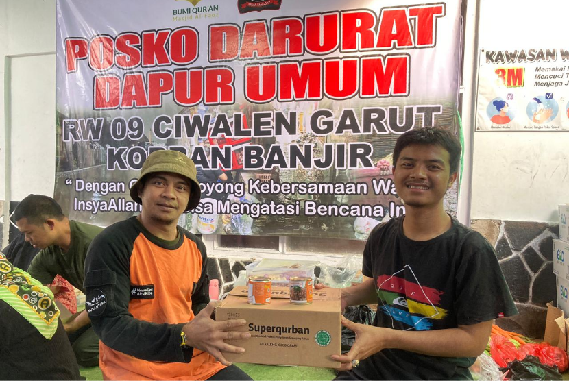 Relawan Rumah Zakat membagikan 108 paket Superqurban untuk dijadikan bahan makanan tambahan untuk warga terdampak. Superqurban menjadi bahan pangan alternatif para terdampak bencana banjir bandang.