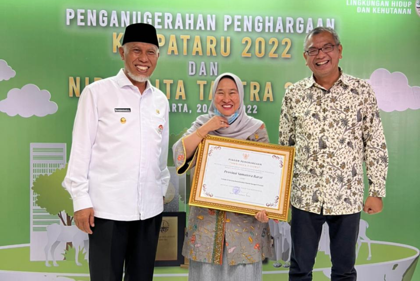 Gubernur Sumatera Barat (Sumbar) Buya Mahyeldi, kembali menerima prestasi dalam upaya pemulihan dan pengelolaan lingkungan hidup dan kehutanan di Indonesia, Nirwasita Tantra untuk tahun 2021.