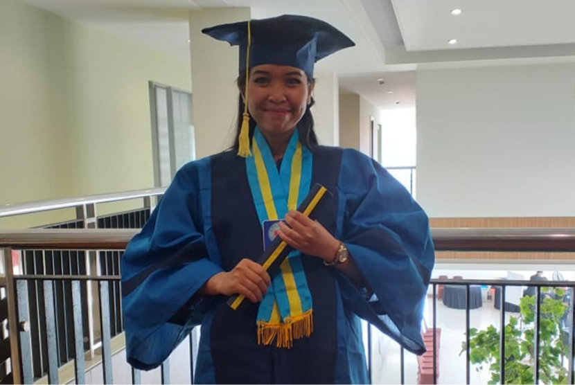 Desy Veranda, lulusan Program Studi (Prodi) Bahasa Inggris Universitas BSI (Bina Sarana Informatika) ini, sekarang telah menyandang gelar sarjana. Pasalnya, pada prosesi Wisuda ke-55 Universitas BSI, yang digelar di BSI Convention Center (BSI Convex), Kaliabang, Bekasi pada Senin (18/7/2022) kemarin, ia hadir dengan membawa sang buah hatinya yang masih dalam kandungan.