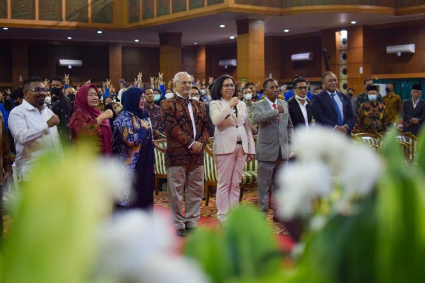 Presiden Republik Demokratik Timor Leste, Dr. José Ramos-Horta (tengah) yang juga peraih Nobel Perdamaian 1996, hadir dalam acara Seminar Internasional Pendidikan Perdamaian di Auditorium Harun Nasution UIN Syarif Hidayatullah, Jakarta, pada Rabu (20/7/2022). 