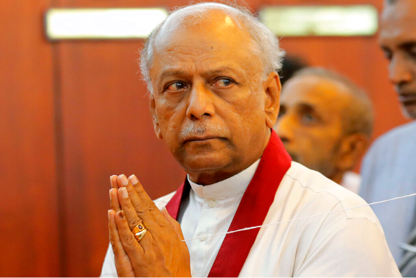 Menlu baru Sri Lanka Dinesh Gunawardena berdoa saat menjalankan tugas di Kolombo, Sri Lanka, Senin, 25 November 2019. Gunawardena dilantik sebagai perdana menteri baru Sri Lanka pada Jumat, 22 Juli 2022.