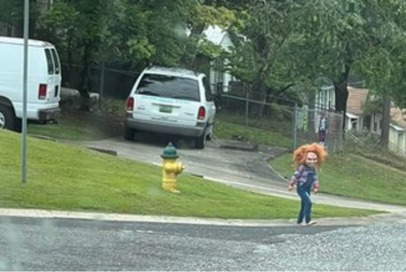 Seorang anak berkostum boneka Chucky mengagetkan pengguna jalan di Alabama, Amerika Serikat.