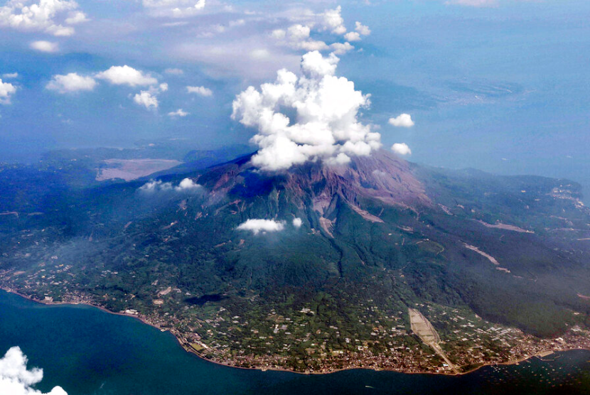 Foto udara ini menunjukkan gunung berapi Sakurajima di Kagoshima, pulau selatan Kyushu, Jepang, satu hari setelah letusannya, Senin, 25 Juli 2022. Gunung berapi itu memuntahkan abu dan bebatuan besar ke langit malam hari pada hari Minggu.