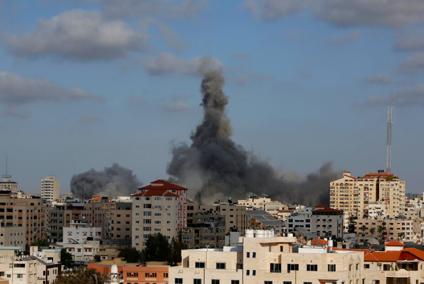 Serangan udara Israel menghantam sebuah bangunan di Kota Gaza, 17 Mei 2021. Tentara Israel mengatakan, Rabu, 27 Juli 2022, bahwa Hamas telah membangun kembali beberapa kemampuan yang rusak selama perang Gaza tahun lalu, termasuk tiga terowongan baru dan terowongan. serangkaian tempat pembuatan dan penyimpanan senjata.