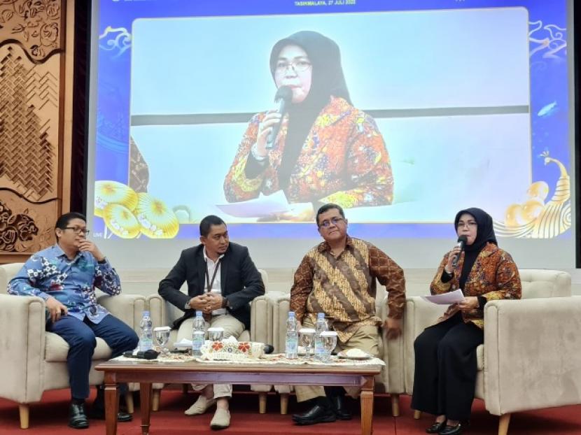 Ketua Ikatan Sarjana Ekonomi Indonesia Koordinator Jawa Barat (ISEI Jabar), Prof Martha Fani Cahyandito (kanan), mengatakan pembenahan infrastruktur diperlukan untuk optimalkan potensi perikanan Jawa Barat 