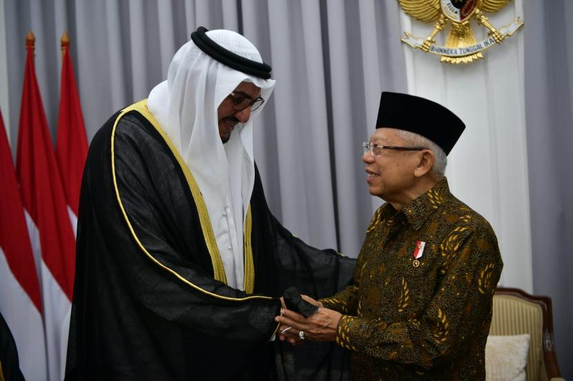 Wakil Presiden Ma’ruf Amin menerima Sekretaris Jenderal (Sekjen) Forum Promosi Perdamaian Abu Dhabi Al-Mahfouz bin Bayyah di Kediaman Resmi Wapres, Jalan Diponegoro Nomor 2, Jakarta Pusat, Jumat (29/07/2022). 