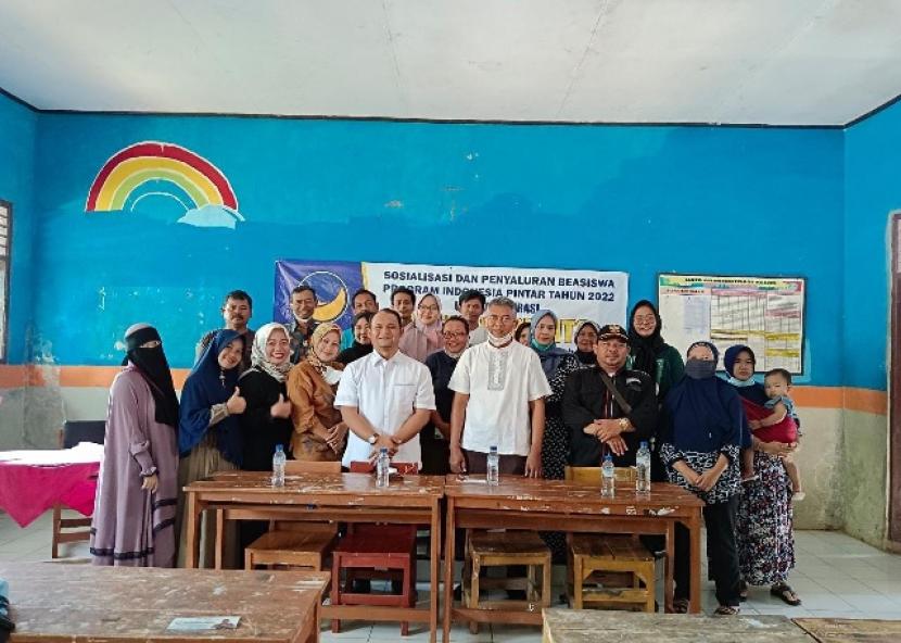 GPND menyalurkan bantuan Program Indonesia Pintar ke sejumlah daerah di Jabar .