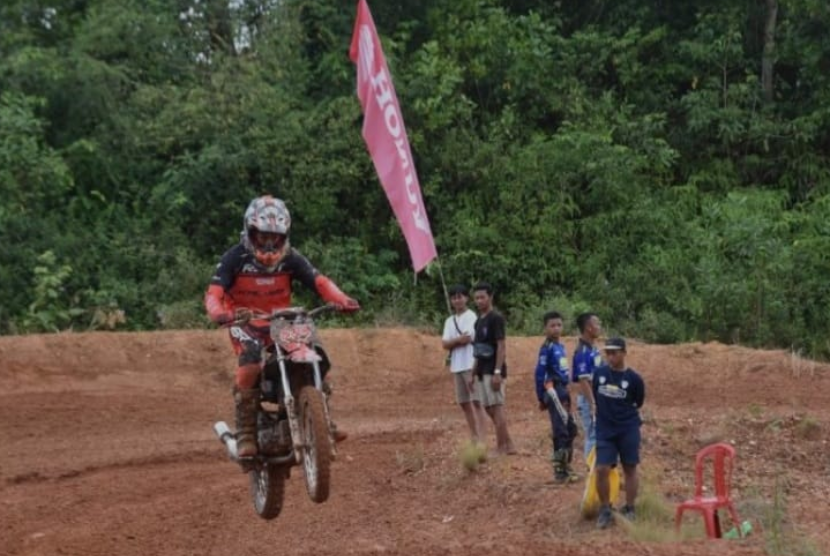Ikatan Motor Indonesia (IMI) Kalimantan Selatan (Kalsel) menggelar Kejuaraan Nasional (Kejurnas) Grasstrack regional empat Kalimantan, putaran dua Kalsel di Sirkuit Harmadji, desa Tungkaran, Martapura, Kabupaten Banjar.