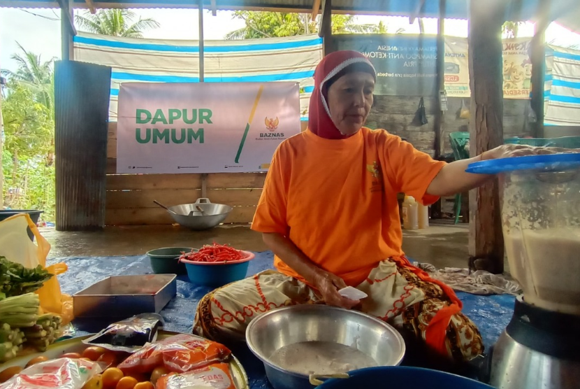 Badan Amil Zakat Nasional (Baznas) mendirikan dapur umum di lokasi terdampak banjir bandang di Desa Torue, Kecamatan Torue, Kabupaten Parigi Moutong, Sulawesi Tengah, Senin (1/8/2022). 