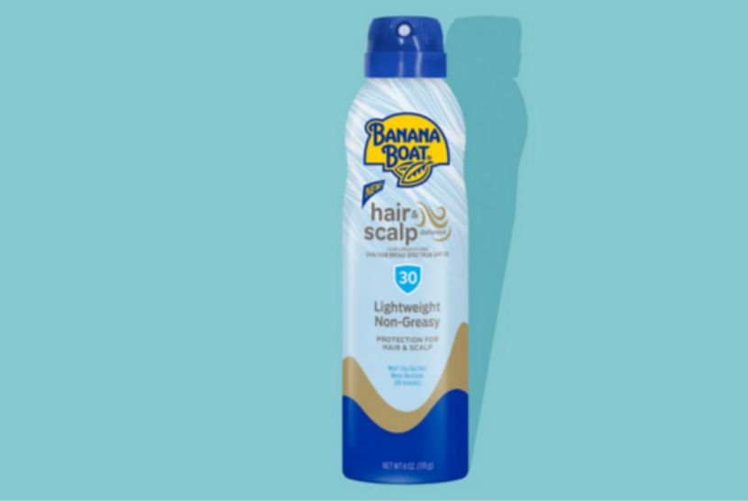 Produk hair & scalp sunscreen spray SPF 30 kemasan kaleng aerosol merek Banana Boat. Beberapa batch produk tersebut ditarik dari peredaran akibat cemaran benzena.