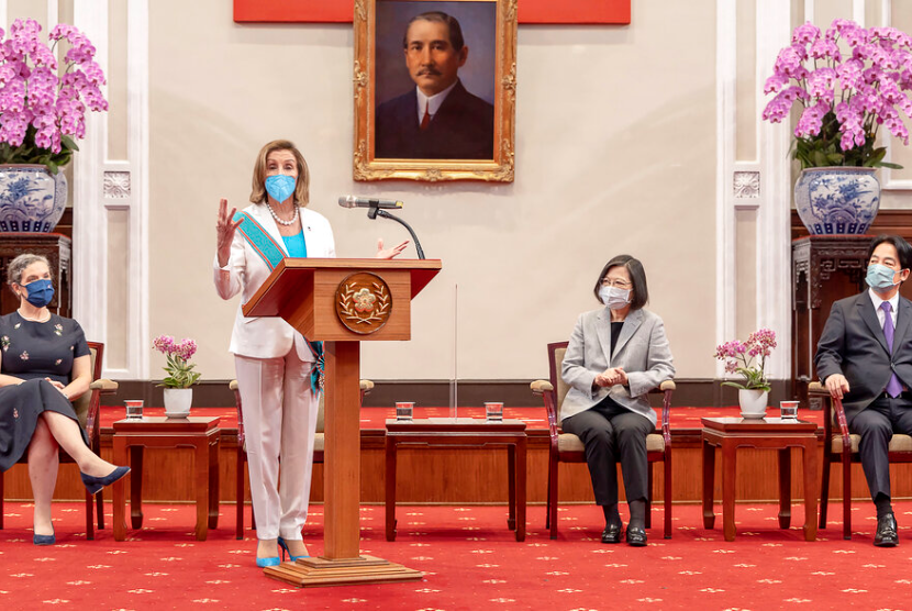 Dalam foto yang dirilis oleh Kantor Kepresidenan Taiwan, Ketua DPR AS Nancy Pelosi berbicara selama pertemuan dengan Presiden Taiwan Tsai Ing-wen, kedua dari kanan, di Taipei, Taiwan, Rabu, 3 Agustus 2022.