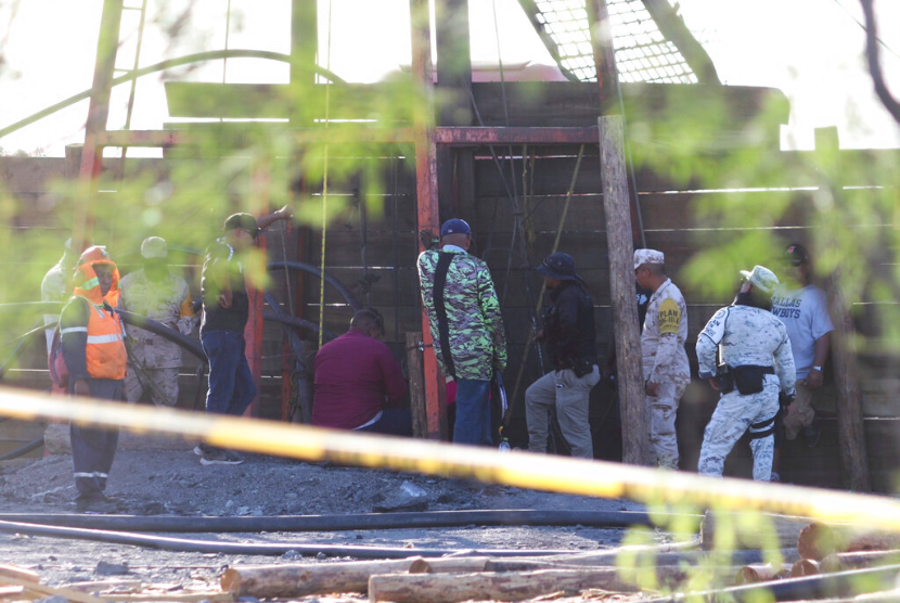 Relawan dan tentara membantu menyelamatkan 10 penambang yang terjebak di tambang batu bara yang runtuh dan terendam banjir di Sabinas, negara bagian Coahuila, Meksiko