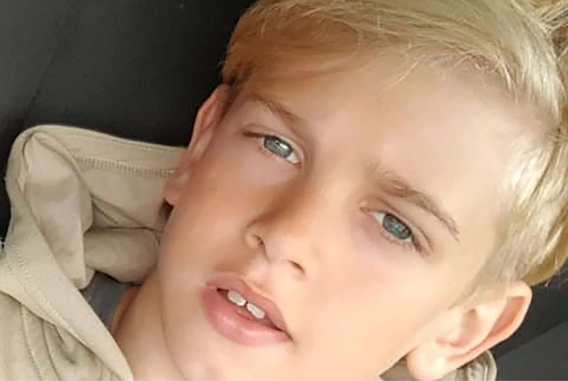 Anak asal Inggris, Archie Battersbee, meninggal dalam usia 12 tahun setelah koma selama empat bulan akibat mengikuti ligature over head challenge di media sosial. Archie wafat dua jam setelah alat penunjang hidupnya dicabut pada Sabtu (6/8/2022).