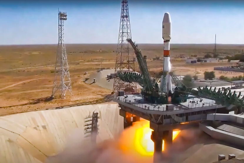 Dalam foto yang diambil dari video yang dirilis oleh Roscosmos pada hari Selasa, 9 Agustus 2022, sebuah roket Soyuz Rusia lepas landas untuk membawa satelit Khayyam Iran ke orbit di kosmodrom Baikonur yang disewa Rusia di dekat Baikonur, Kazakhstan. Sebuah roket Rusia telah berhasil meluncurkan satelit Iran ke orbit. Roket Soyuz lepas landas sesuai jadwal pada 08:52 waktu Moskow (0552 GMT) Selasa dari fasilitas peluncuran Baikonur yang disewa Rusia di Kazakhstan.