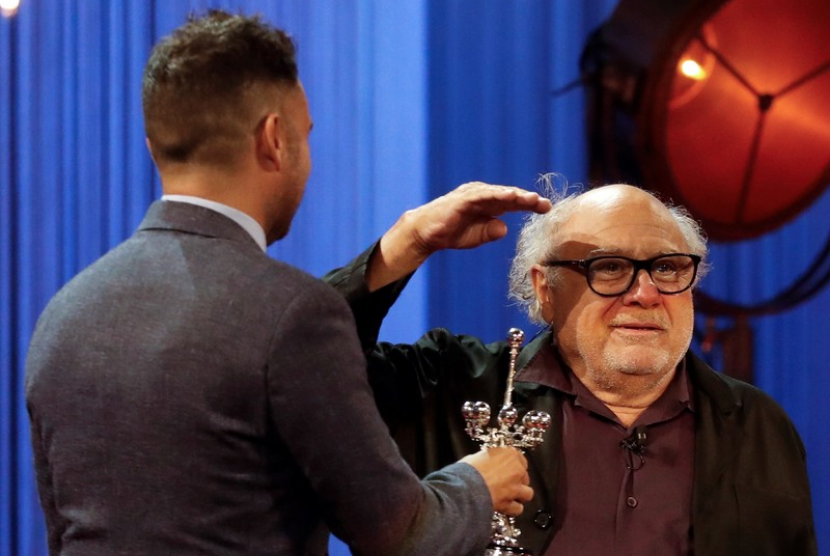 Aktor dan sutradara Danny DeVito (kanan) menerima Donostia Award dalam San Sebastian International Film Festival (SSIFF), di San Sebastian, Basque Country, Spanyol, 22 September 2018. DeVito menderita penyakit Fairbank yang membuat tubuhnya kerdil.