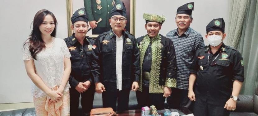 Ketua Umum Moeldoko Center, Trisya Suherman (kiri) mendamping Kepala Staf Kepresidenan (KSP) Moeldoko (tengah) saat didaulat sebagai Dewan Pembina Lembaga Laskar Melayu Bersatu (LLMB) Riau dan Kepri. 
