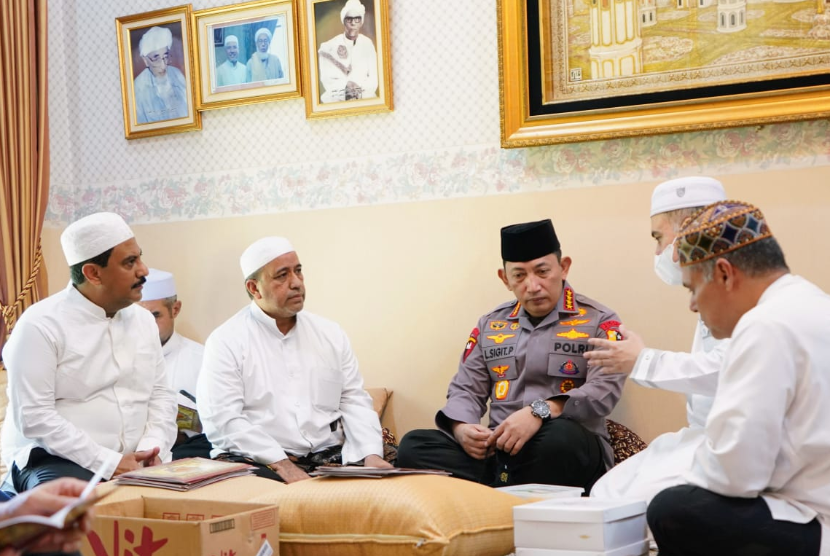 Kapolri Jenderal Listyo Sigit Prabowo melakukan takziah ke rumah duka Habib Zen bin Umar di kawasan Pejaten Barat, Jakarta Selatan, Kamis (11/8/2022).