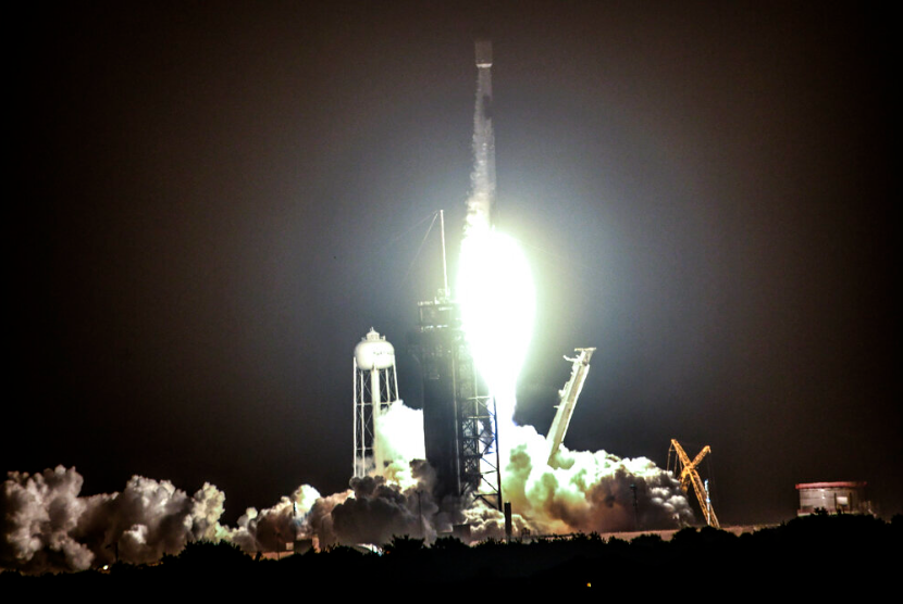 Roket SpaceX Falcon 9 lepas landas dari Pad 39A di Kennedy Space Center, di Port Canaveral, Florida, Selasa malam, 9 Agustus 2022. Roket itu membawa 52 satelit Starlink.