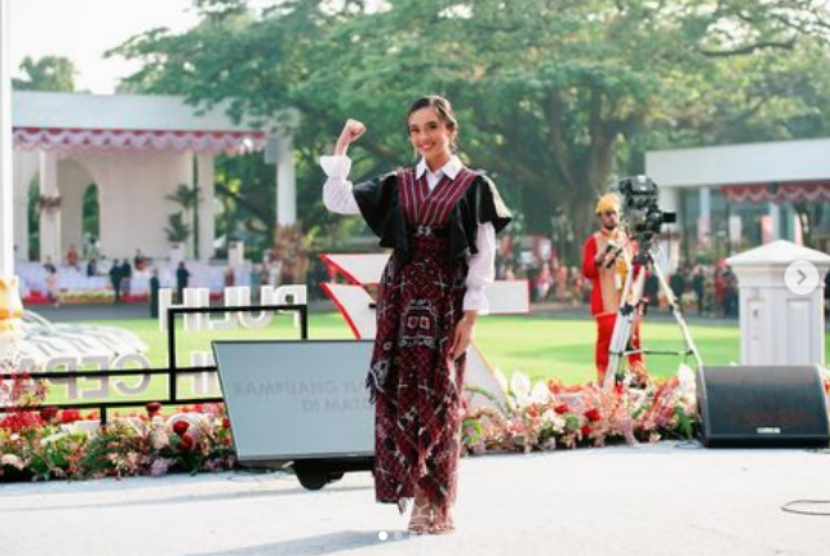 Penyanyi Lyodra berpose dengan busana etnik saat penjadi pengisi acara penutupan upacara peringatan Detik-Detik Proklamasi Kemerdekaan di Istana Negara, Jakarta, Rabu (17/8/2022).