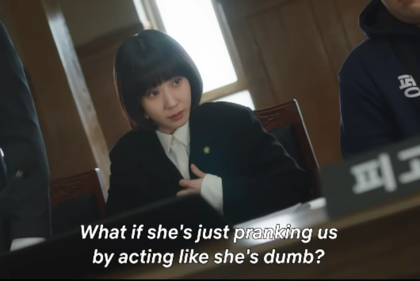 Aktris Park Eun-bin memerankan karakter pengacara bernama Woo Young-woo dalam salah satu adegan serial Extraordinary Attorney Woo. Studio menolak tawaran Netflix untuk memproduksi Extraordinary Attorney Woo sebagai serial orisinal platform streaming tersebut.