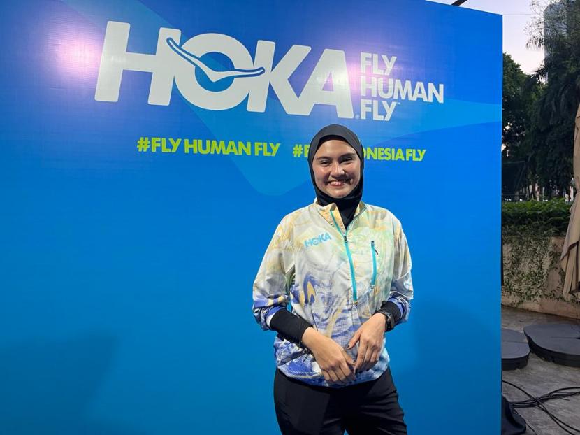 Publik figur Zee Zee Shahab saat acara media gathering Hoka ‘Fly Human Fly’ di GBK, Jakarta Pusat, Jumat (19/8/2022). Zee Zee menyarankan pelari pemula untuk mencari teman lari agar semangat.