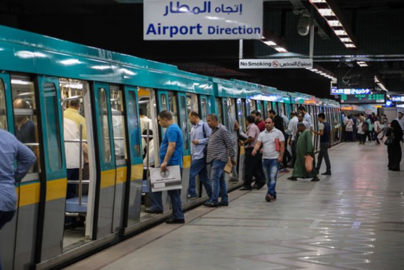 Metro Kairo. Metro Kairo untuk pertama kalinya merekrut perempuan sebagai pengemudi kereta.