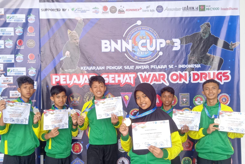 Siswa Sekolah Cendekia Baznas (SCB) berhasil meraih 14 medali kejuaraan pencak silat antarpelajar se-Indonesia BNN Cup 3.
