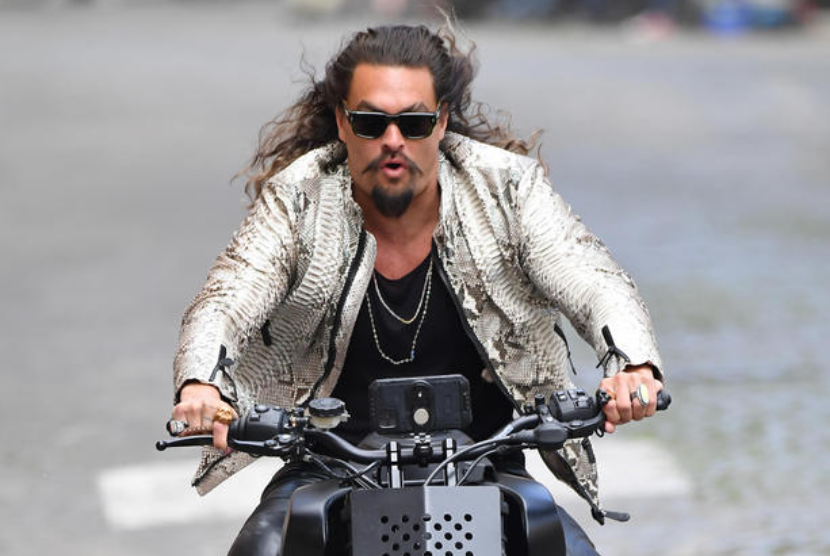 Aktor Jason Momoa beraksi di atas sepeda motor saat syuting film Fast X di via dei Coronari di Roma, Italia, 8 Mei 2022.