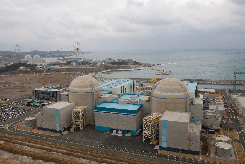 Pembangkit listrik tenaga nuklir, Kori 1, kanan, dan Shin Kori 2 terlihat di Ulsan, Korea Selatan, 5 Februari 2013. Korea Selatan telah menandatangani kesepakatan 3 triliun won ($2,25 miliar) dengan perusahaan energi nuklir milik negara Rusia untuk menyediakan komponen untuk pembangkit listrik tenaga nuklir pertama Mesir.
