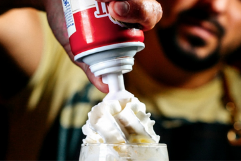 Barista memakai whipped cream pada minuman racikannya. Whipped cream kalengan kini dibatasi penjualannya di New York, AS. Banyak remaja menyalahgunakan nitrous oxide dalam kaleng whipped cream untuk mabuk. 