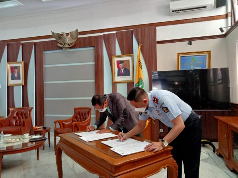 Penandatangan kerjasama antara Lapas Kelas IIB Sukabumi dan Pemkot Sukabumi di Balai Kota Sukabumi, Selasa (30/8/2022).