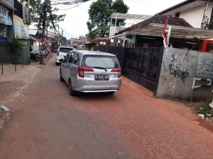  Viral Lumpur di Jalan Gandul Depok, PLN Sampaikan Permohonan Maaf. Foto:  Lumpur di Jalan Raya Gandul, Kelurahan Gandul, Kecamatan Cinere, Kota Depok terlihat telah dibersihkan pada Rabu (31/8/2022) sore. Hanya sedikit saja sisa tanah yang terlihat pada pukul 17.30 WIB. 