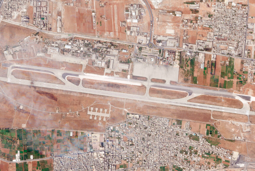 Foto satelit yang dirilis Planet Labs PBC ini menunjukkan kerusakan setelah serangan Israel yang menargetkan Bandara Internasional Aleppo, pada 1 September 2022. 