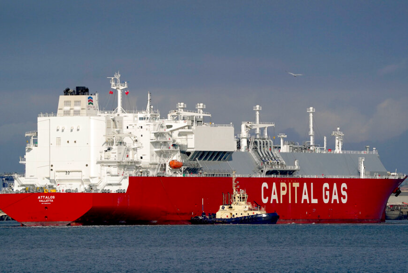 Kapal LNG (liquefied natural gas), Attalos, tiba di terminal Isle of Grain, timur London, Rabu 24 Agustus 2022, setelah melakukan perjalanan dari Australia membawa kargo yang berasal dari proyek North West Shelf.