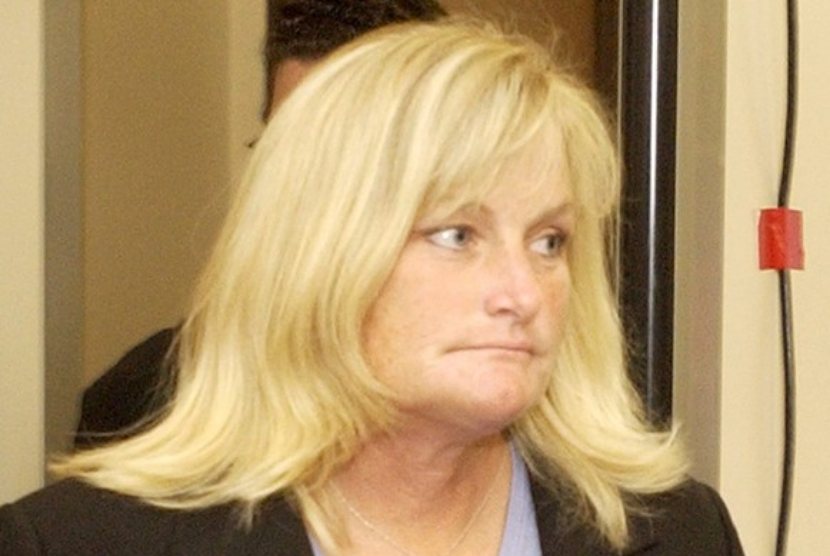 Debbie Rowe, mantan istri Michael Jackson, pada 28 April 2005 kembali ke ruang sidang Santa Barbara County, California, AS setelah jeda persidangan dalam kasus pencabulan terhadap anak yang diduga dilakukan King of Pop tersebut.