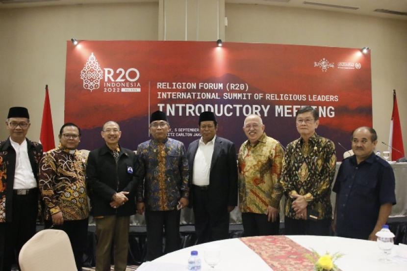 Waketum MUI KH Marsudi Syuhud (keempat dari kanan) bersama sejumlah tokoh agama  hadir dalam pertemuan perdana R20 di Jakarta, Senin (5/9/2022). Dalam kesempatan itu, dia mengajak umat beragama jadikan agama solusi masalah  