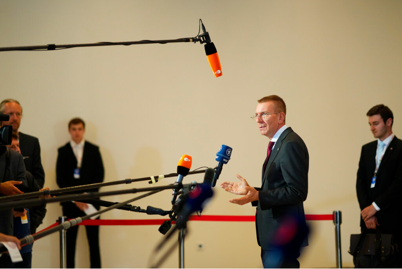 Menteri Luar Negeri Latvia Edgars Rinkevics, kedua kanan, berbicara kepada media saat ia tiba untuk pertemuan para Menteri Luar Negeri Uni Eropa di Pusat Kongres Praha di Praha, Republik Ceko, Selasa, 30 Agustus 2022.