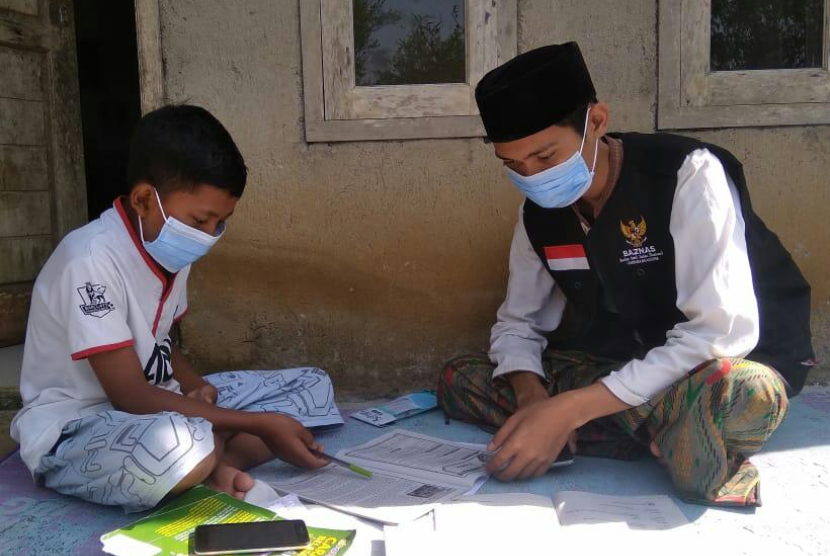  Badan Amil Zakat Nasional (Baznas) RI menggulirkan Program Beasiswa Khusus Kemitraan Baznas 2022, yang akan menyasar kelompok anak berkebutuhan khusus, kelompok daerah 3T, dan komunitas adat di Indonesia.
