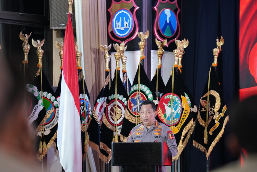Kapolri Jenderal Listyo Sigit Prabowo dalam acara puncak dan syukuran HUT ke-74 Polwan Republik Indonesia di Gedung Rupatama Mabes Polri, Jakarta Selatan. 