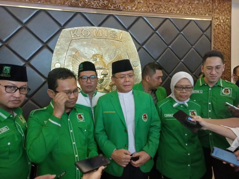 Pelaksana tugas (Plt) Ketua Umum Partai Persatuan Pembangunan (PPP) Muhammad Mardiono bersama pengurus DPP lainnya menemui Komisi Pemilihan Umum (KPU) di Gedung KPU, Jakarta, Senin (12/9) siang. 