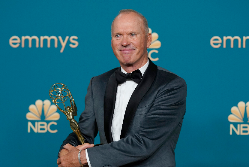 Aktor Michael Keaton menjadi pemenang Emmy Awards untuk kategori Outstanding Lead Actor in a Limited or Anthology Series or Movie atas perannya di serial Dopesick, Senin (12/9/2022).