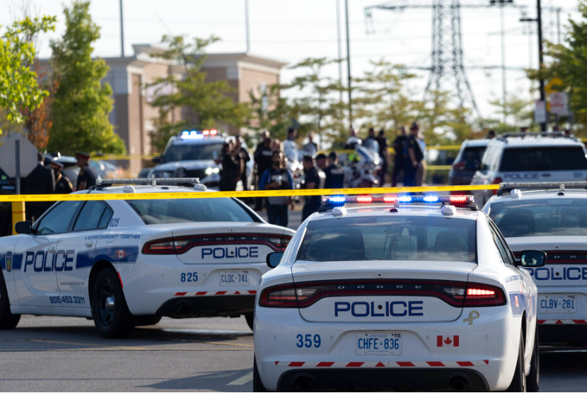 Petugas polisi berkumpul di lokasi penembakan di Mississauga, Ontario, Senin, 12 September 2022.
