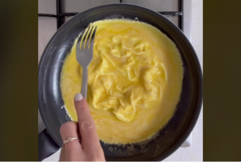 Food vlogger Jess Moses membagikan cara restoran membuat telur orak-arik lewat akun TiktTok @freshlysnapped.